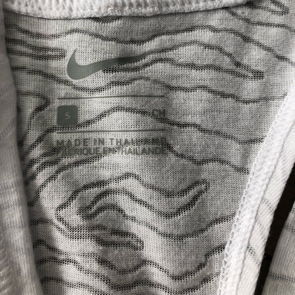 Women Nike top with tag - Picture 3 of 5